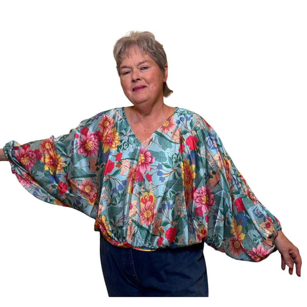 R37-2X NWT Umgee Floral Print Long Puff Sleeve V-Neck Top with Smocked Back Hem